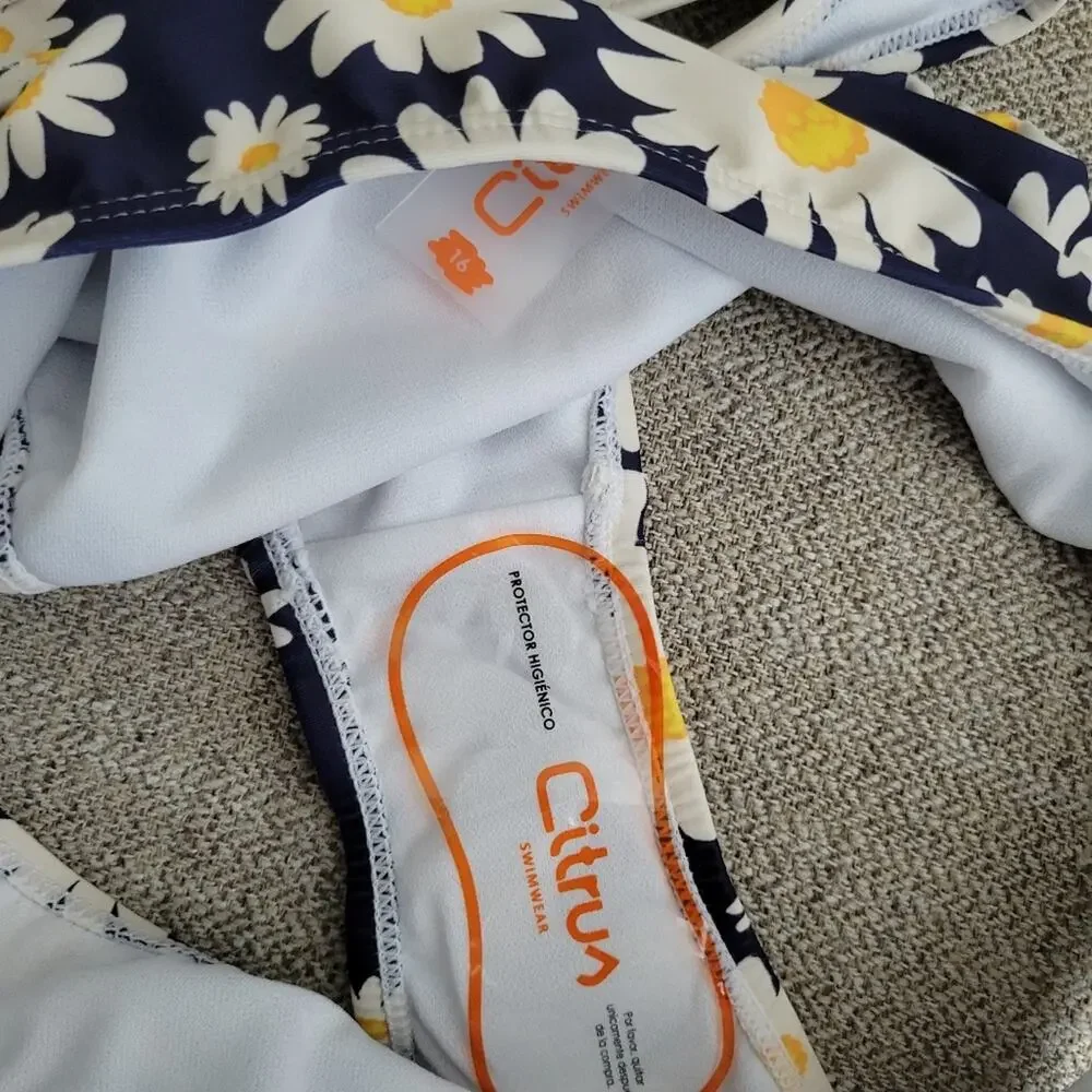 Citrus two piece ruffle top daisy print swimsuit Size 16